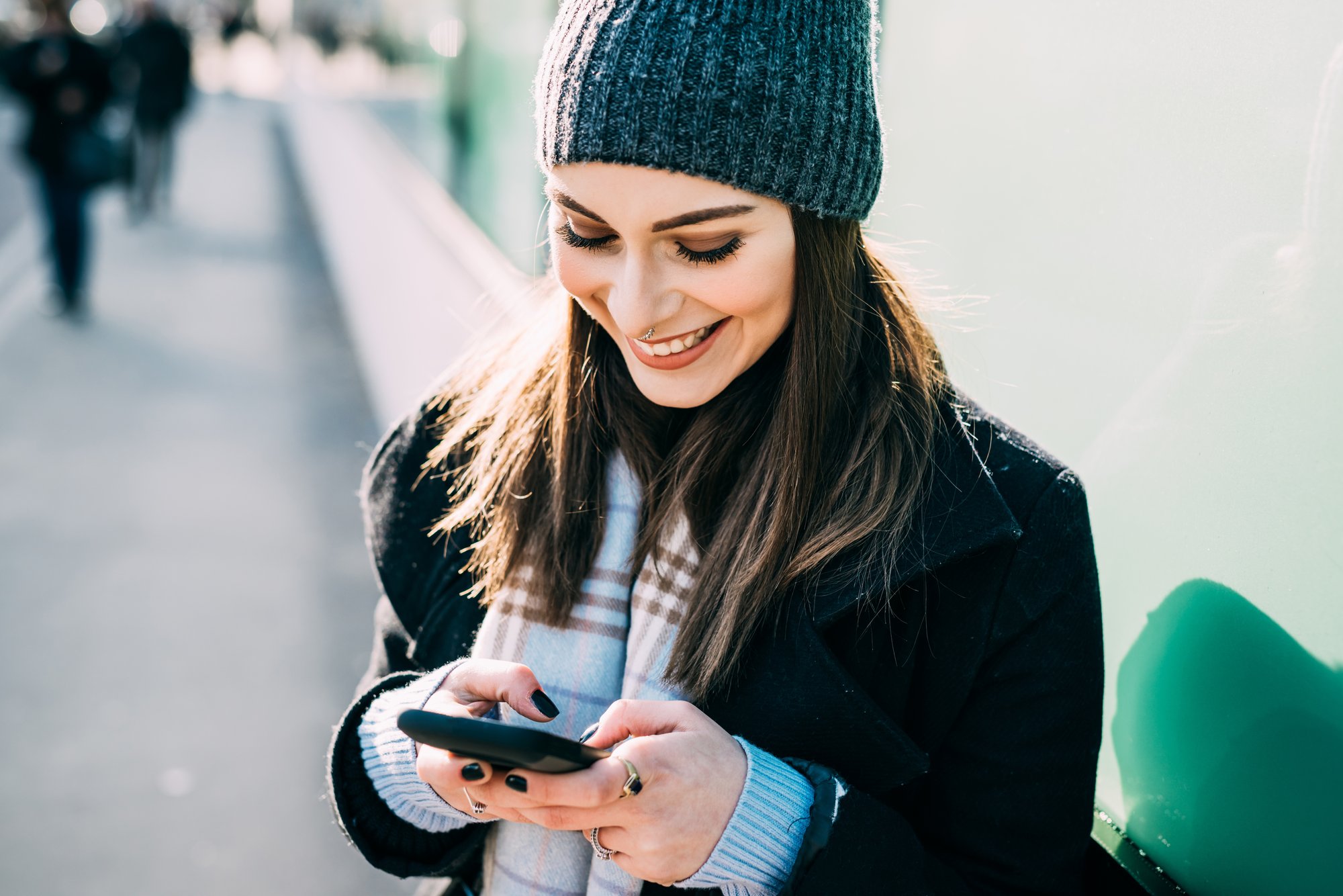 A woman uses her smartphone to move her direct deposit and bill pay to Radiant Credit Union quickly and securely through ClickSWITCH.